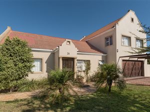3 Bedroom House in Eikenbosch