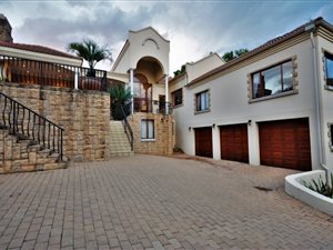 5 Bed House in Country Lane Estate