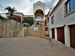 5 Bedroom House in Country Lane Estate