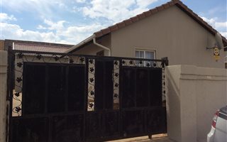 Bachelor apartment in Cosmo City