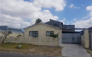 3 Bedroom House in Lotus River