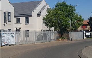 381 m² Office Space in Halfway House
