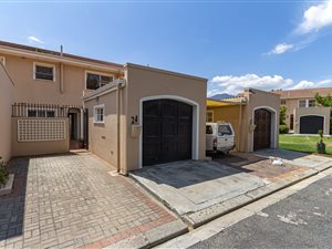 3 Bed Townhouse in Somerset West Central