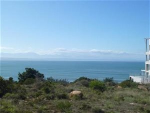 8692 m² Land available in Fairview