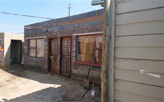 1 m² Retail Space in Tsakane