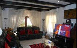 4 Bedroom Townhouse in Waterkloof Ridge