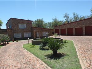 5 Bed House in Pebble Rock