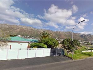 4 Bedroom House in Gordons Bay Central