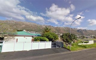 4 Bedroom House in Gordons Bay Central