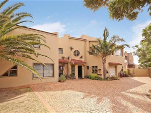 6 Bed House in Greenways Golf Estate