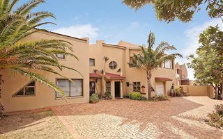6 Bedroom House in Greenways Golf Estate