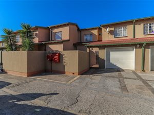 3 Bed Duplex in Springs Central