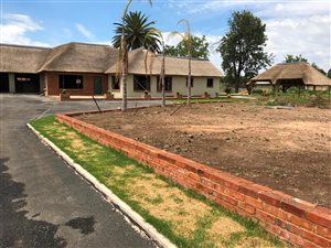8640 m² Land available in Petit