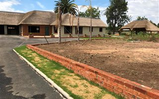 8640 m² Land available in Petit