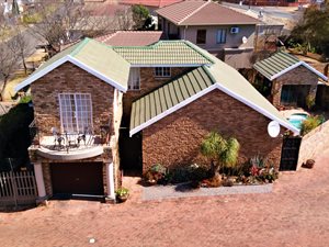 5 Bed House in Van Der Hoff Park