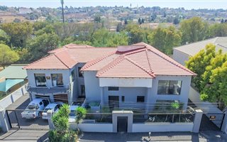 1000 m² Commercial space in Oakdene