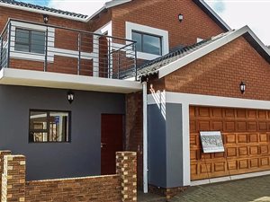 4 Bed Townhouse in Heuwelsig