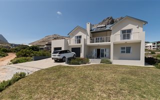 5 Bedroom House in Rooi Els
