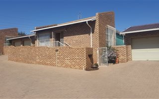 3 Bedroom House in Helderkruin