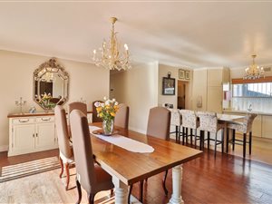 4 Bed House in Meadowridge