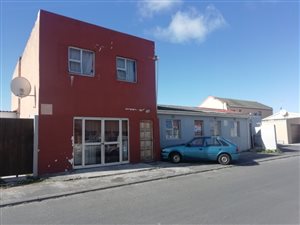 8 Bed House in Pelikan Park