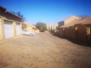 3 Bed Townhouse in Mooikloof Ridge