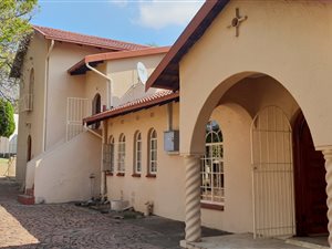 6 Bed House in Bramley Manor
