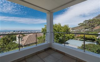 5 Bedroom House in Oranjezicht