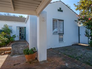 3 Bed Townhouse in Bergvliet