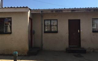 12 Bedroom House in Molapo