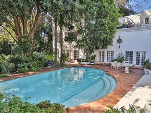 8 Bed House in Melrose Estate