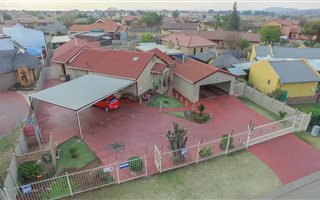 4 Bedroom House in Heuweloord