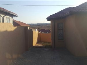3 Bedroom House in Clayville