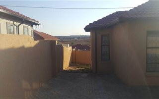 3 Bedroom House in Clayville