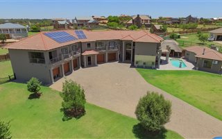 6 Bedroom House in Zwavelpoort