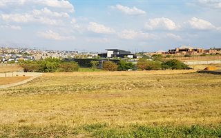 9000 m² Land available in Mooikloof Glen