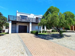 4 Bed House in Stilbaai