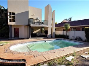 4 Bed House in Silver Lakes Golf Estate