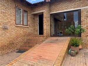 3 Bed Townhouse in Ruimsig