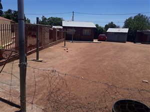 450 m² Land available in Lethlabile
