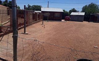 450 m² Land available in Lethlabile