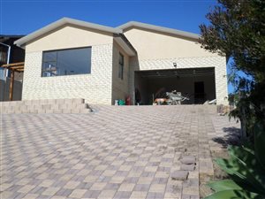 3 Bed House in Fraaiuitsig