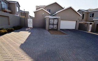 4 Bedroom Duet in Thatchfield