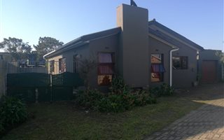 3 Bedroom House in Macassar
