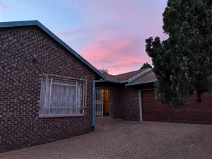 4 Bed House in Roosheuwel