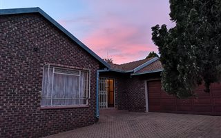 4 Bedroom House in Roosheuwel