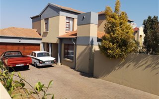 3 Bedroom House in Rooihuiskraal North