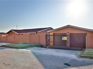 3 Bed House in Phakamisa