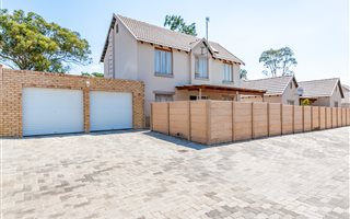 3 Bedroom Duplex in Willow Park Manor
