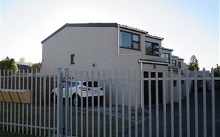 3 Bedroom Duplex in Bloubergrant